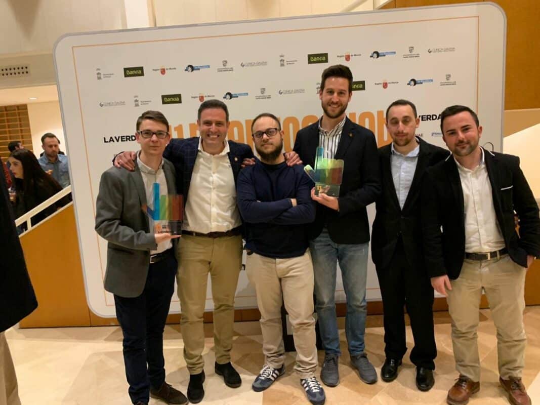Víctor con el equipo de Mark Sonoma, agencia web desarrolladora de Agropop. Premios web La Verdad 2019